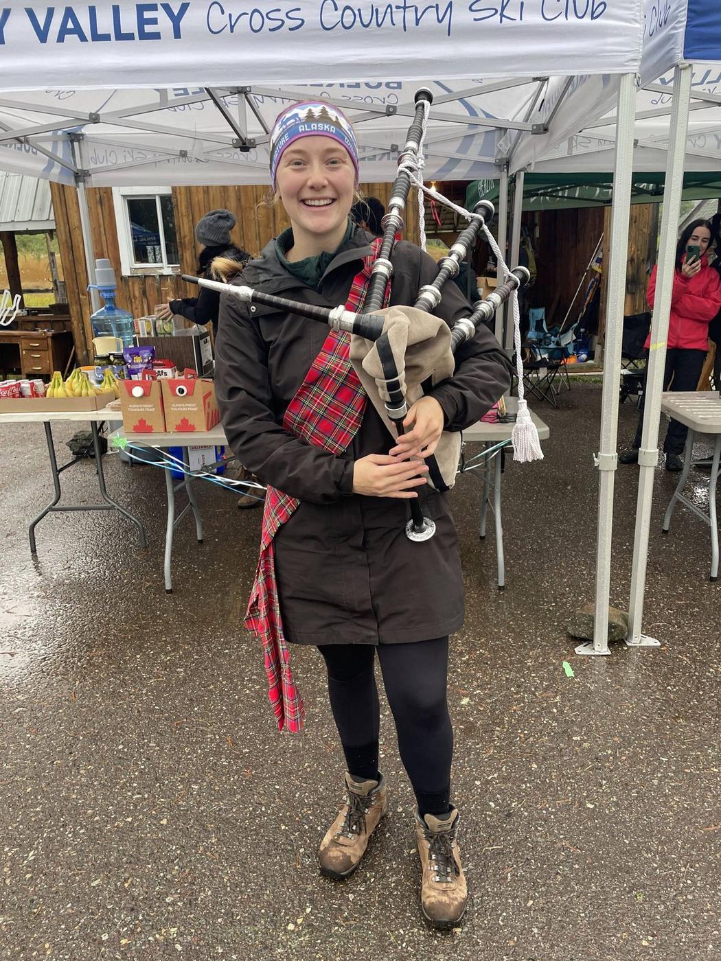 Bagpiper at start